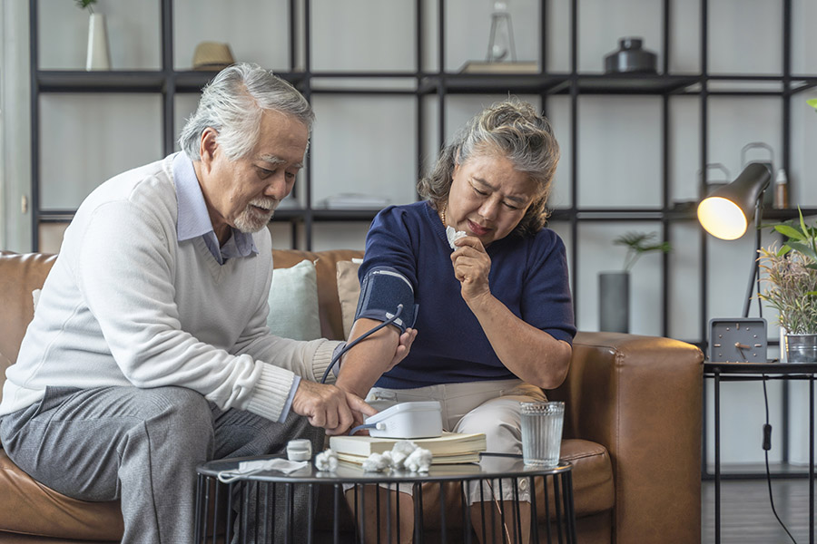 Người lớn tuổi kiểm tra huyết áp để tầm soát bệnh tăng huyết áp trong mùa hè
